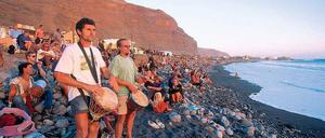Ins Bett getrommelt. Der Sonnenuntergang im Valle Gran Rey, hier eine Aufnahme von 2006, wird nach wie vor zelebriert. Heute schauen auch Pauschaltouristen zu. 