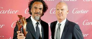 Preisregen. Der mexikanische Filmemacher Alejandro González Inárritu (l.) hält seinen Preis als Regisseur des Jahres beim Filmfestival in Palm Springs in die Höhe, am 3. Januar. An seiner Seite "Birdman"-Hauptdarsteller Michael Keaton: Die Broadway-Komödie über einen abgehalfterten Superhelden-Star, der ein Comeback auf der Bühne versucht, ist einer der Oscar-Favoriten. Deutscher Filmstart: 29. Januar. 