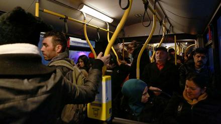 Im Innern der Linie M 41 gibt es nie freie Sitzplätze, aber dafür ist es schön warm. Und stimmungsvoll, was wiederum auch an der hohen Kinderwagen-Dichte liegt.