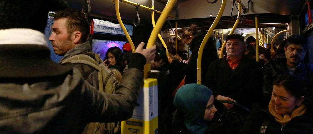 Im Innern der Linie M 41 gibt es nie freie Sitzplätze, aber dafür ist es schön warm. Und stimmungsvoll, was wiederum auch an der hohen Kinderwagen-Dichte liegt.