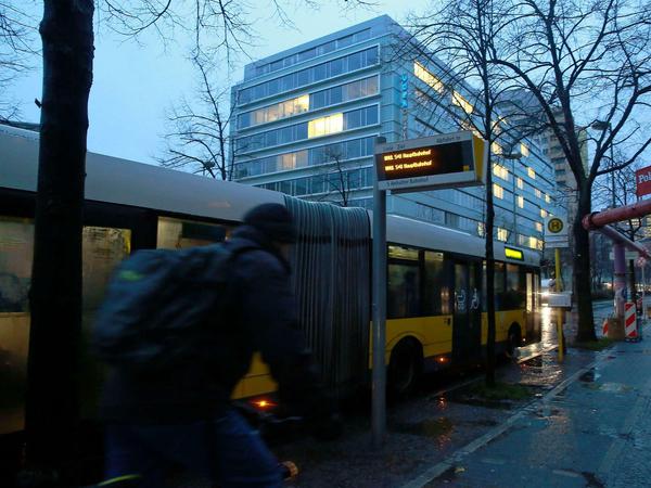 Fahrrad gegen Bus: Auf dem Sattel dürfte dieser junge Mann schneller vorankommen als mit der M41.