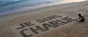 Weltweit gedenken die Menschen, wie hier der indische Sandkünstler Sudarsan Pattnaik, an die Opfer des Terroranschlags in Paris.
