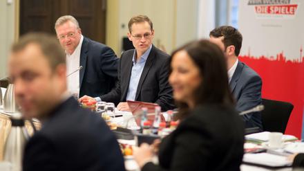 Marathonsitzung: Zwölf Stunden tagten der Regierende Bürgermeister Michael Müller (SPD, Mitte) und seine Senatskollegen im Roten Rathaus.