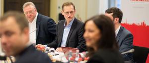 Marathonsitzung: Zwölf Stunden tagten der Regierende Bürgermeister Michael Müller (SPD, Mitte) und seine Senatskollegen im Roten Rathaus.