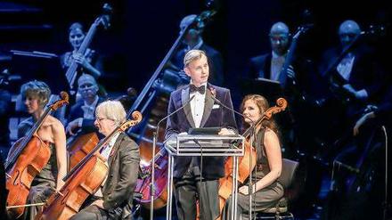 Max Raabe führte durch die Operngala, für die elf junge talentierte Solisten gewonnen werden konnten.