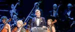 Max Raabe führte durch die Operngala, für die elf junge talentierte Solisten gewonnen werden konnten.