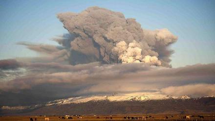 Hier eine Aschewolke über dem Vulkan Eyjafjallajoekull auf Island 2010. Damals wie auch am Dienstag in Tonga kam es zu erheblichen Flugausfällen.