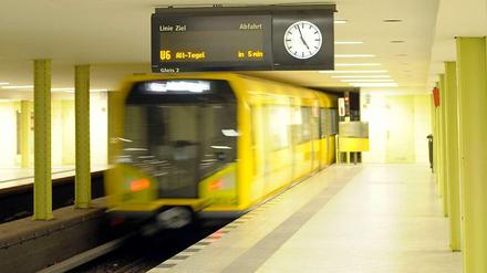 Ein Zug der U-Bahn-Linie 6 in Berlin.