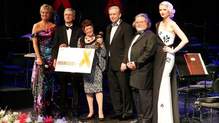 Aids-Gala in der Deutsche Oper , mit Moderatorin Carola Ferstl, Audi-Chef Rupert Stadler, Rita Süssmuth von der Aids-Stiftung, Klaus Wowereit als Laudator,dem Künstler des Süssmuth überreichten Preises und Modell Franziska Knuppe (v. li.). 