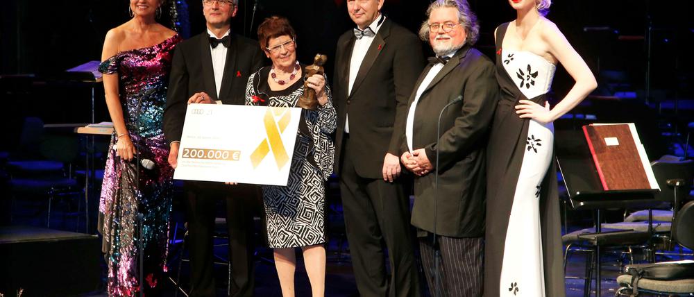 Aids-Gala in der Deutsche Oper , mit Moderatorin Carola Ferstl, Audi-Chef Rupert Stadler, Rita Süssmuth von der Aids-Stiftung, Klaus Wowereit als Laudator,dem Künstler des Süssmuth überreichten Preises und Modell Franziska Knuppe (v. li.). 