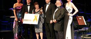 Aids-Gala in der Deutsche Oper , mit Moderatorin Carola Ferstl, Audi-Chef Rupert Stadler, Rita Süssmuth von der Aids-Stiftung, Klaus Wowereit als Laudator,dem Künstler des Süssmuth überreichten Preises und Modell Franziska Knuppe (v. li.). 