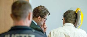 Nächster Skandal im Maskenmann-Prozess: Beweise, die den Angeklagten entlasten würden, sollen aus dem Abschlussbericht entfernt worden sein.