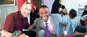 Pfarrer Stefan Hippler und der südafrikanische TV-Moderator Katlego Maboe besuchen HIV-betroffene Kinder im Township. 