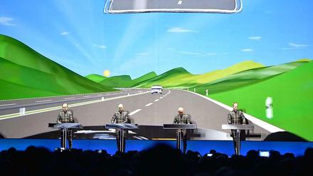 Kraftwerk beim Konzert zum Album "Autobahn" in der Neuen Nationalgalerie in Berlin. Ganz links im Bild Bandgründer Ralf Hütter.