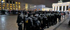 Ein Großaufgebot der Berliner Polizei trennte Bärgida- und Gegendemonstranten voneinander. Beide Demonstrationen blieben gewaltfrei.