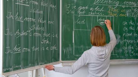 Geschenke für die Lehrerin? Nette Idee, nicht jeder Fall sollte allerdings Schule machen. In Berlin gibt es Streit um die Höhe des Geldwerts.