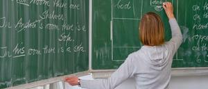 Geschenke für die Lehrerin? Nette Idee, nicht jeder Fall sollte allerdings Schule machen. In Berlin gibt es Streit um die Höhe des Geldwerts.