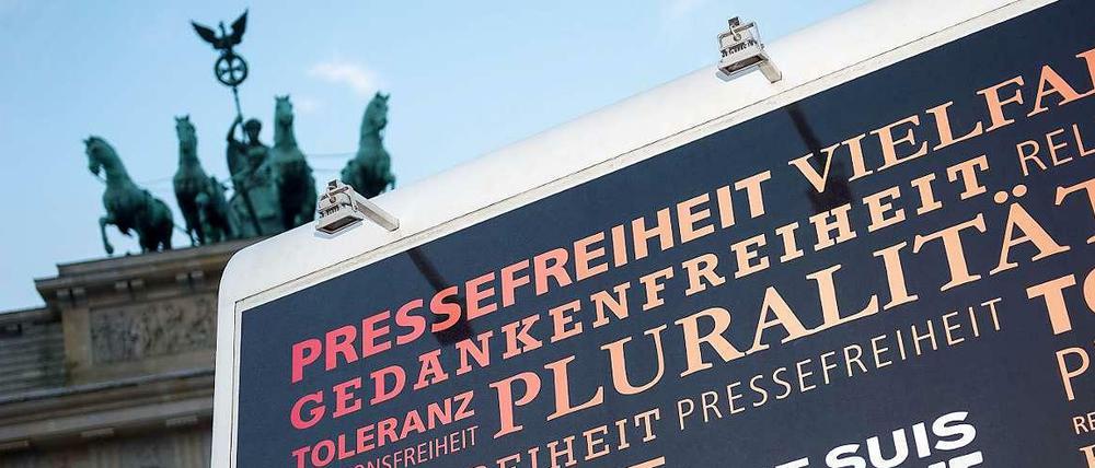 Auch Gauck und Merkel kommen zur Mahnwache am Brandenburger Tor.