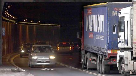 Lastwagen fahren in den Gotthard-Straßentunnel in der Schweiz.