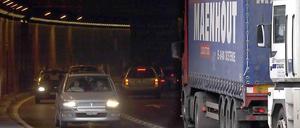 Lastwagen fahren in den Gotthard-Straßentunnel in der Schweiz.