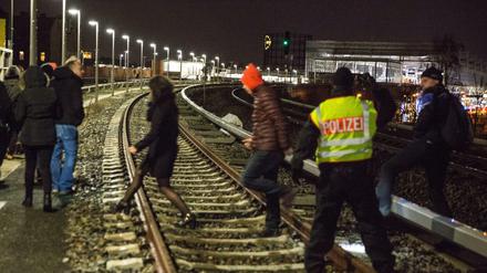 Am Sonnabend war zwischen Tempelhof und Südkreuz ein Baum auf die S-Bahngleise gestürzt und von einem Zug gerammt worden. Er wurde daraufhin von Polizei und Bahnbediensteten evakuiert. 