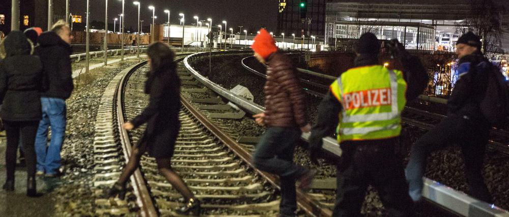 Am Sonnabend war zwischen Tempelhof und Südkreuz ein Baum auf die S-Bahngleise gestürzt und von einem Zug gerammt worden. Er wurde daraufhin von Polizei und Bahnbediensteten evakuiert.