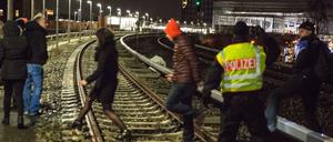 Am Sonnabend war zwischen Tempelhof und Südkreuz ein Baum auf die S-Bahngleise gestürzt und von einem Zug gerammt worden. Er wurde daraufhin von Polizei und Bahnbediensteten evakuiert. 