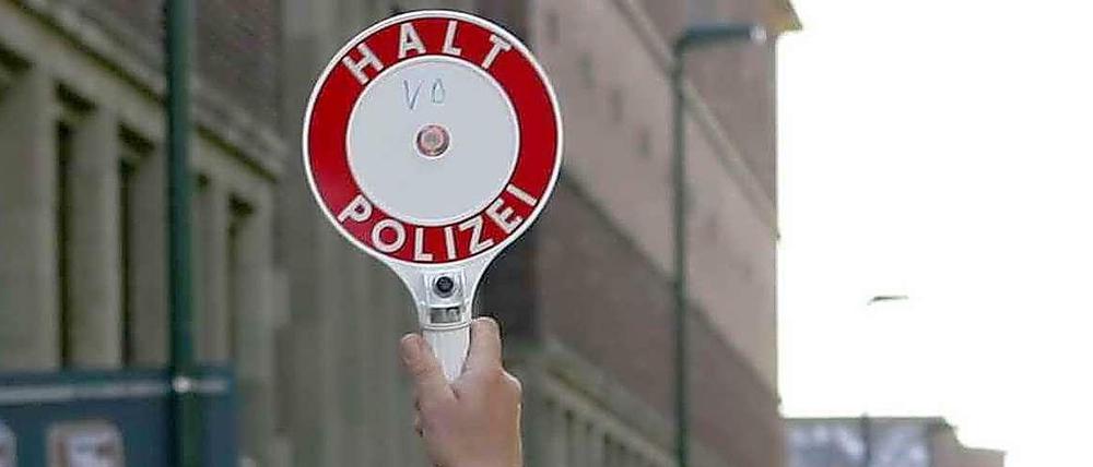 Auch Verkehrspolizisten vollstrecken Haftbefehle - bekommen aber keine Fahndungszulage.