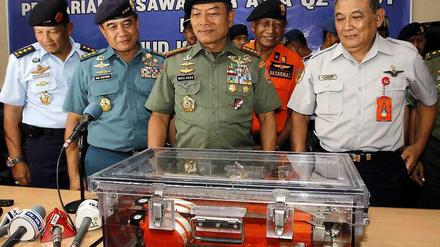 Militärchef Moeldoko (Zweiter von Rechts) mit dem Flugschreiber der abgestürzten Air-Asia Maschine.