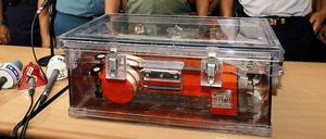 Militärchef Moeldoko (Zweiter von Rechts) mit dem Flugschreiber der abgestürzten Air-Asia Maschine.