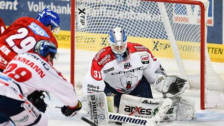 Mannheims Denis Reul (li.) erzielt an Berlins Torwart Petri Vehanen vorbei das Tor zum 3:3. 