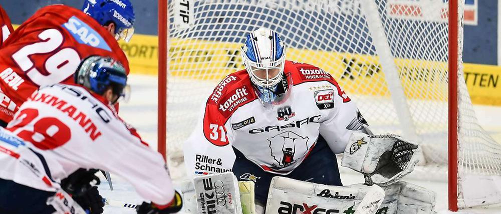 Mannheims Denis Reul (li.) erzielt an Berlins Torwart Petri Vehanen vorbei das Tor zum 3:3.