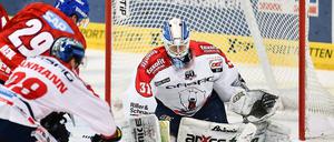 Mannheims Denis Reul (li.) erzielt an Berlins Torwart Petri Vehanen vorbei das Tor zum 3:3. 