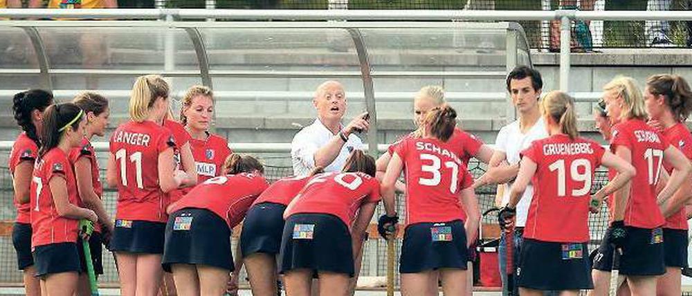 Beruf: Workaholic. Der neue Sportdirektor Matthew Hetherington (Mitte) hat beim Berliner HC auch gleich noch die Trainerämter für die Bundesliga-Teams der Frauen und Männer übernommen. In seinen ersten drei Monaten beim BHC hatte der Engländer daher nicht einen einzigen freien Tag.