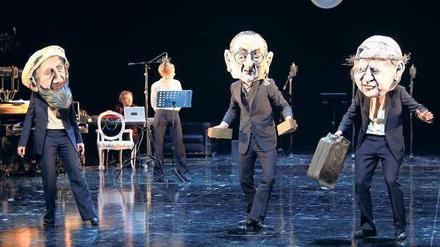 Das berühmteste Theaterstück über Ressentiments ist Lessings "Nathan der Weise". Hier eine Hamburger Inszenierung von Nicolas Stemann aus dem Jahr 2009: Übergestülpten Vorurteilen gleich, tragen die Schauspieler Pappköpfe - als Moslem, Christ, Jude. Ein böser Blick, der Gewalt nach sich ziehen kann. 