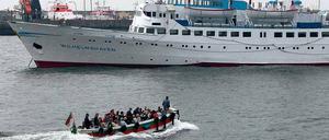 Für einen Ausflug nach Helgoland und die Aussicht auf Zollfreies nahmen Generationen von Nordseeurlaubern die wackeligen Börteboote willig in Kauf.