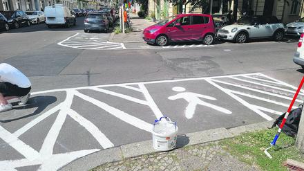 Am 16. August pinselten vier Mitglieder einer Anwohner-Initiative in der Schonensche Straße, Ecke Trelleborger Straße in Berlin-Prenzlauer Berg weiß schraffierte Sperrflächen auf den Boden. 