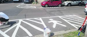 Am 16. August pinselten vier Mitglieder einer Anwohner-Initiative in der Schonensche Straße, Ecke Trelleborger Straße in Berlin-Prenzlauer Berg weiß schraffierte Sperrflächen auf den Boden. 