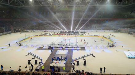 Alles im Blick. Das Dach in der Düsseldorfer Arena blieb zu. So wurde aus dem Winter Game ein Hallenspektakel. Die Fans hatten dennoch Spaß.