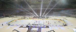 Alles im Blick. Das Dach in der Düsseldorfer Arena blieb zu. So wurde aus dem Winter Game ein Hallenspektakel. Die Fans hatten dennoch Spaß.