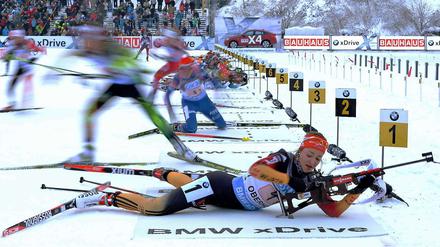 Nachladen statt loslaufen. Nicht nur die deutsche Biathletin Luise Kummer hat in Oberhof mit den Witterungsbedingungen zu kämpfen.