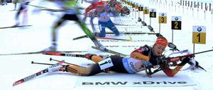 Nachladen statt loslaufen. Nicht nur die deutsche Biathletin Luise Kummer hat in Oberhof mit den Witterungsbedingungen zu kämpfen.