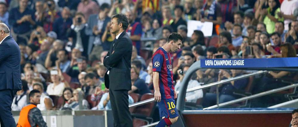 Lionel Messi (r.) und sein Trainer Luis Enrique haben sich nicht viel zu sagen.