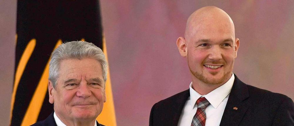 Der deutsche Raumfahrer Alexander Gerst (r) wurde von Bundespräsident Joachim Gauck am Dienstag im Schloss Bellevue mit dem Bundesverdienstkreuz ausgezeichnet.