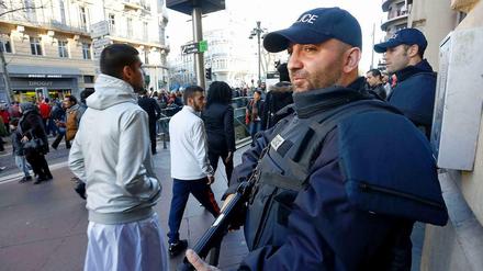 Massive Polizeipräsenz in Paris: Landesweit sollen 4700 Polizisten zum Schutz jüdischer Einrichtungen eingesetzt werden.