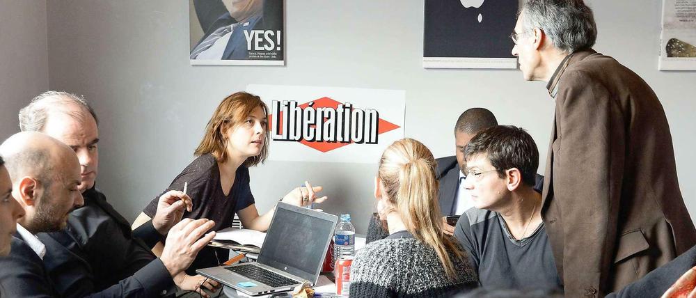 Das nächste Heft von Charlie Hebdo soll eine Millionenauflage haben. Das Bild zeigt Redakteure der Zeitschrift mit Kollegen der französischen Tageszeitung "Libération", die den Überlebenden von Charlie Zuflucht gibt.