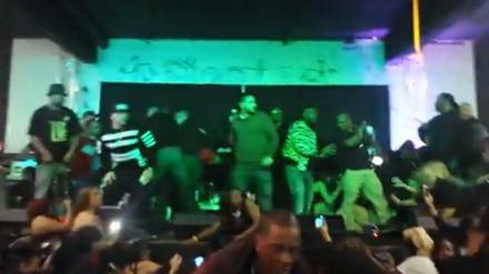 Bei einem Auftritt von Chris Brown in San Jose in Kalifornien ist Panik ausgebrochen, nachdem mehrere Schüsse gefallen sind.