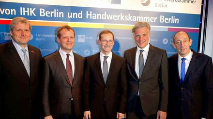 Handwerkskammer-Hauptgeschäftsführer Jürgen Wittke, DIHK-Präsident Eric Schweitzer, Berlins Regierender Bürgermeister Michael Müller, HWK-Präsident Stephan Schwarz und IHK-Hauptgeschäftsführer Jan Eder beim Neujahrsempfang von IHK und Handwerkskammer.