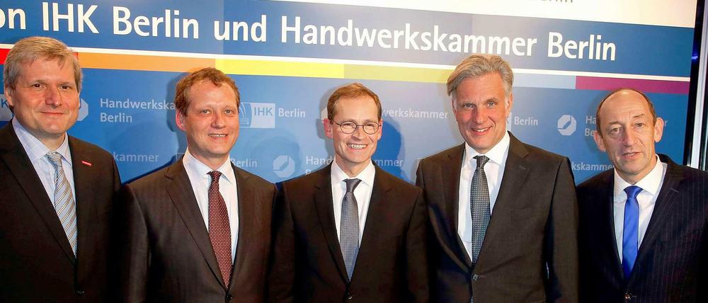 Handwerkskammer-Hauptgeschäftsführer Jürgen Wittke, DIHK-Präsident Eric Schweitzer, Berlins Regierender Bürgermeister Michael Müller, HWK-Präsident Stephan Schwarz und IHK-Hauptgeschäftsführer Jan Eder beim Neujahrsempfang von IHK und Handwerkskammer.