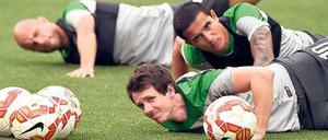 Tief unten in Down Under. Die Australier Mark Bresciano, Robbie Kruse und Tim Cahill (von links) starten an diesem Freitag gegen Kuwait in das Turnier.